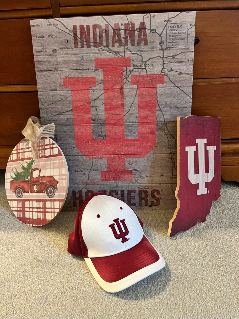 Indiana University Hoosiers Red and White Wall Decor Set & Hat